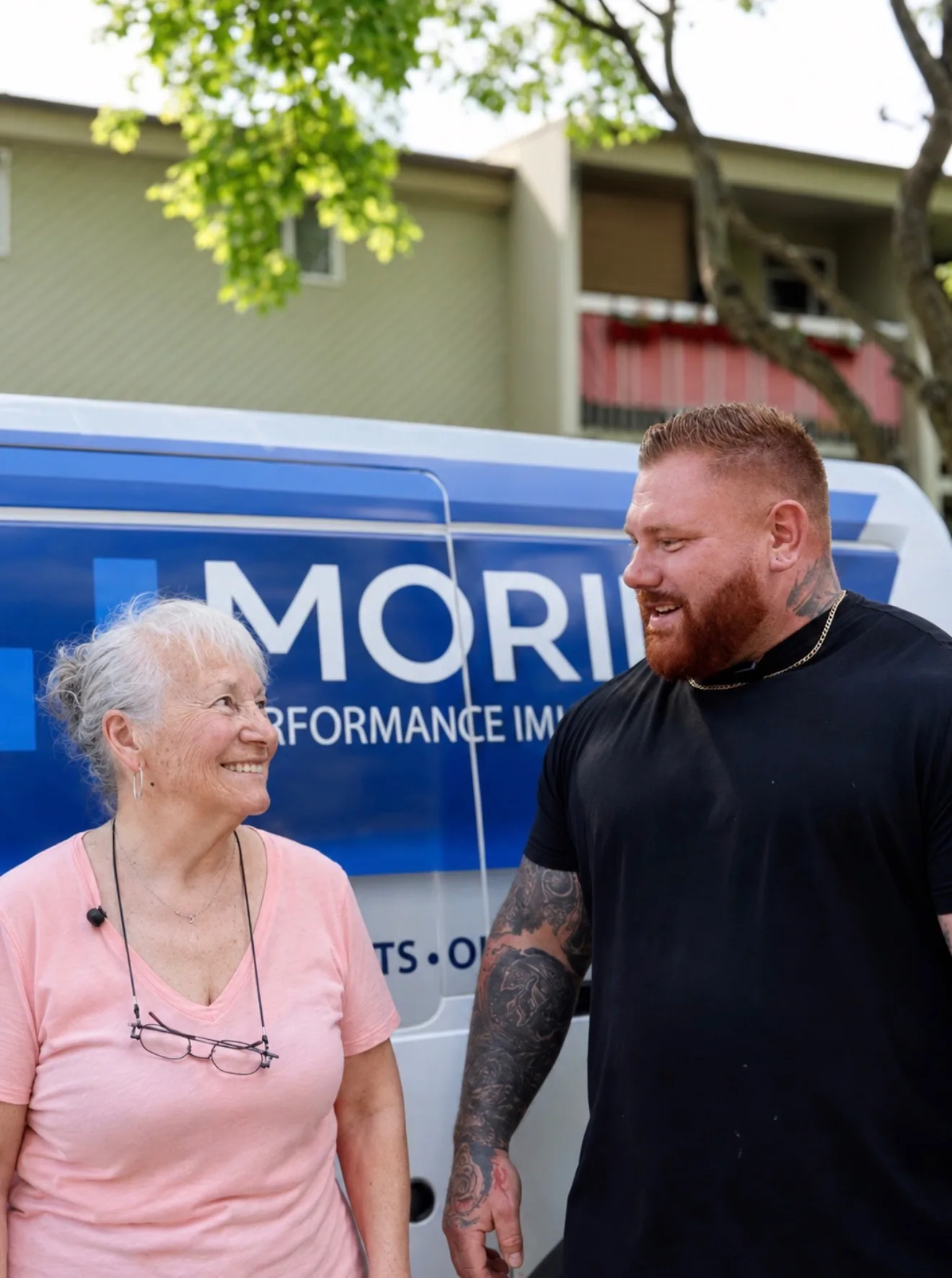 Un représentant de Gestion Morin discute avec une locataire devant le camion de l'entreprise.